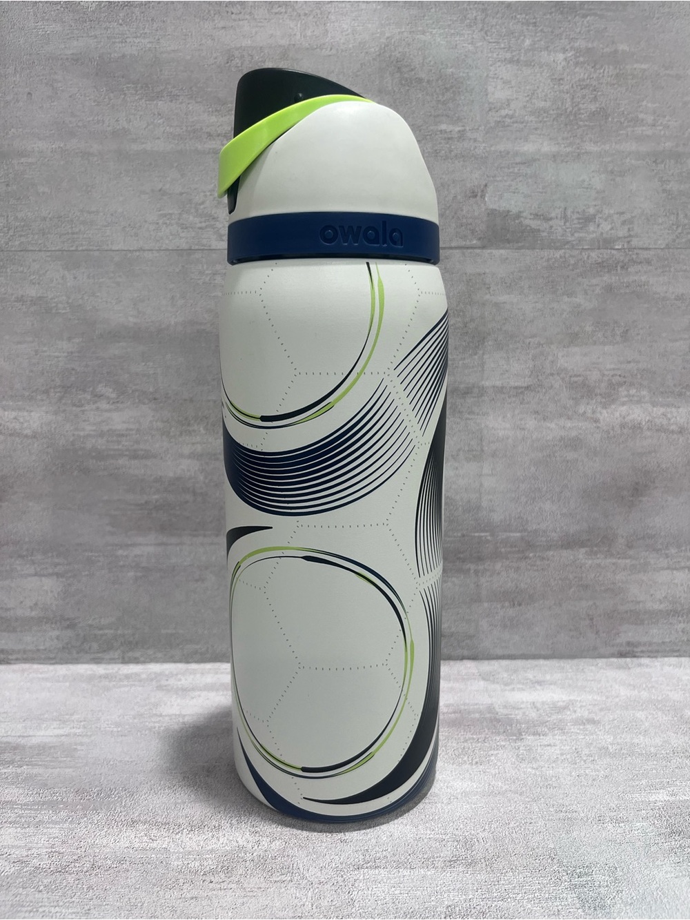 Owala 32 fl oz Stainless Steel FreeSip Water Bottle Steel the Ball Soccer [562]